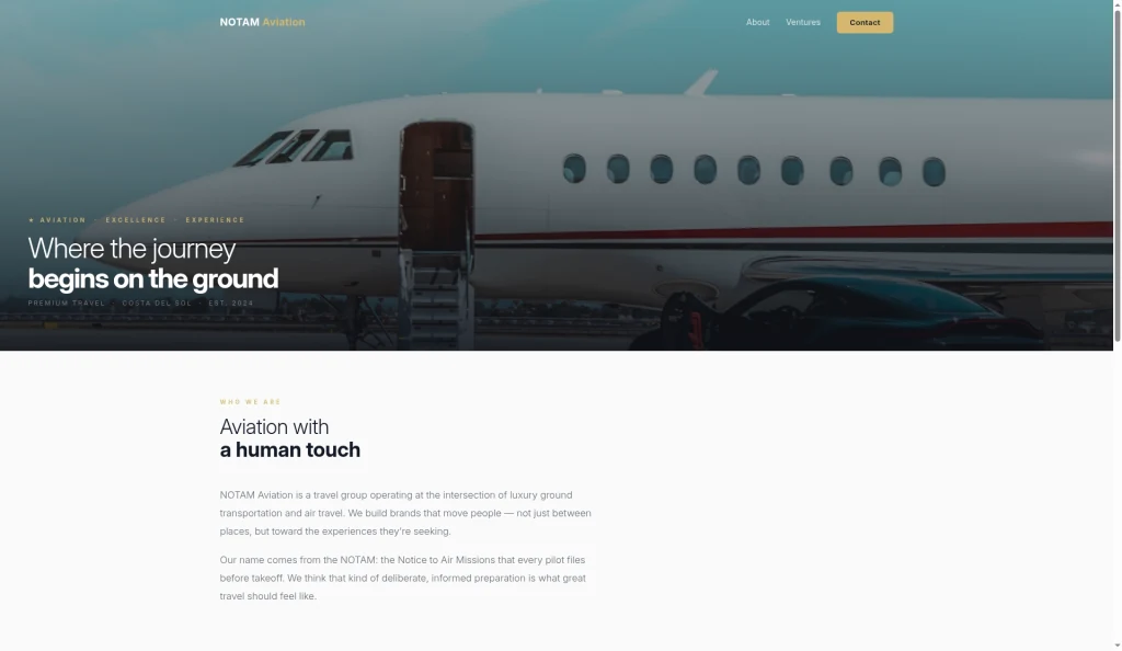 Inicio de NOTAM Aviation: el avión, el titular Where the journey begins on the ground y el texto de la marca.